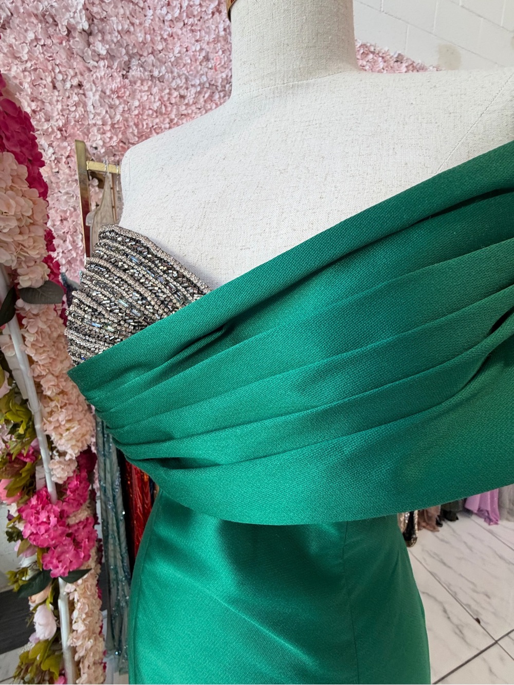 TARIK EDIZ Louisa Gown, a perfect mermaid style in emerald taffeta - Picture 5 of 12